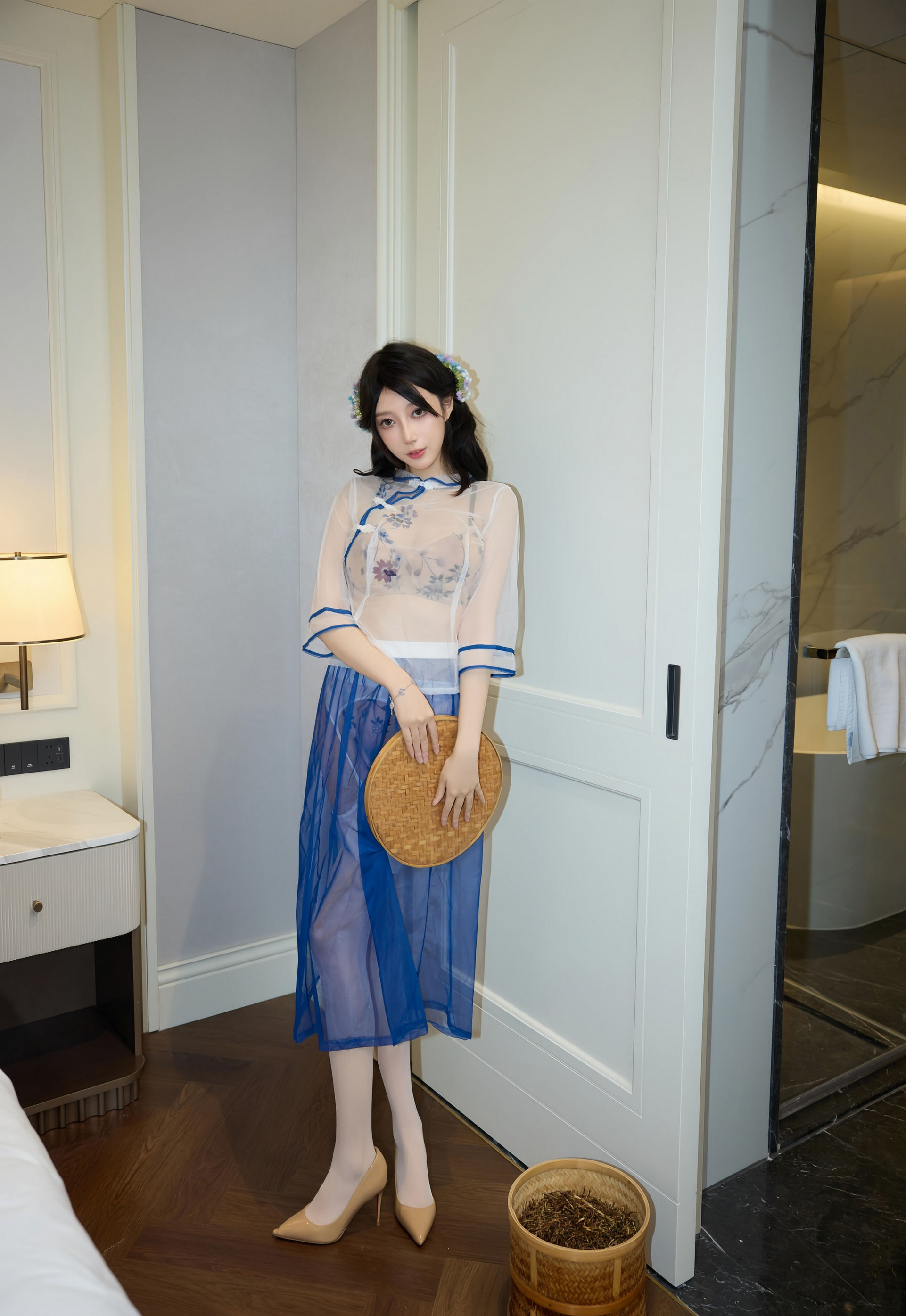 [XiuRen秀人网] 2026.01.05 No.11194 玥儿玥er 浅色连衣裙 性感白色丝袜 江浙沪旅拍写真 [66+1P]