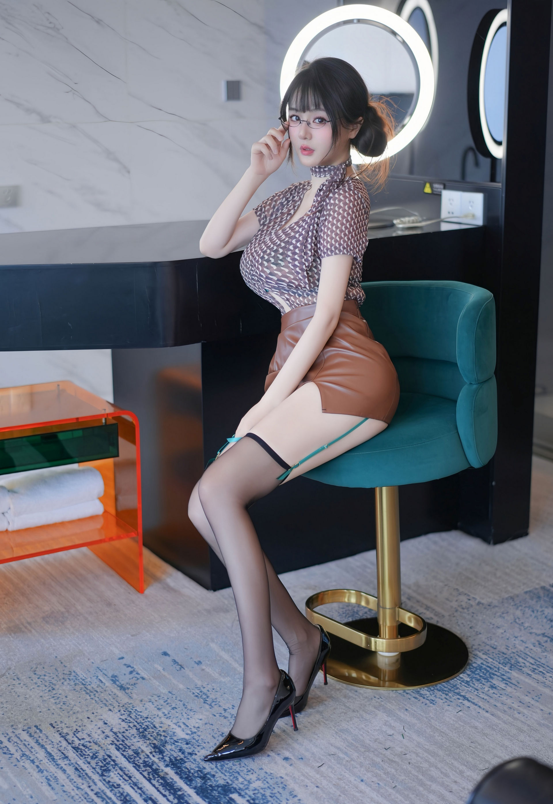 [XiuRen秀人网] 2026.01.23 No.11268 沈南汐RuRu 暖灰色上衣 棕色皮短裙 性感写真 [52+1P]