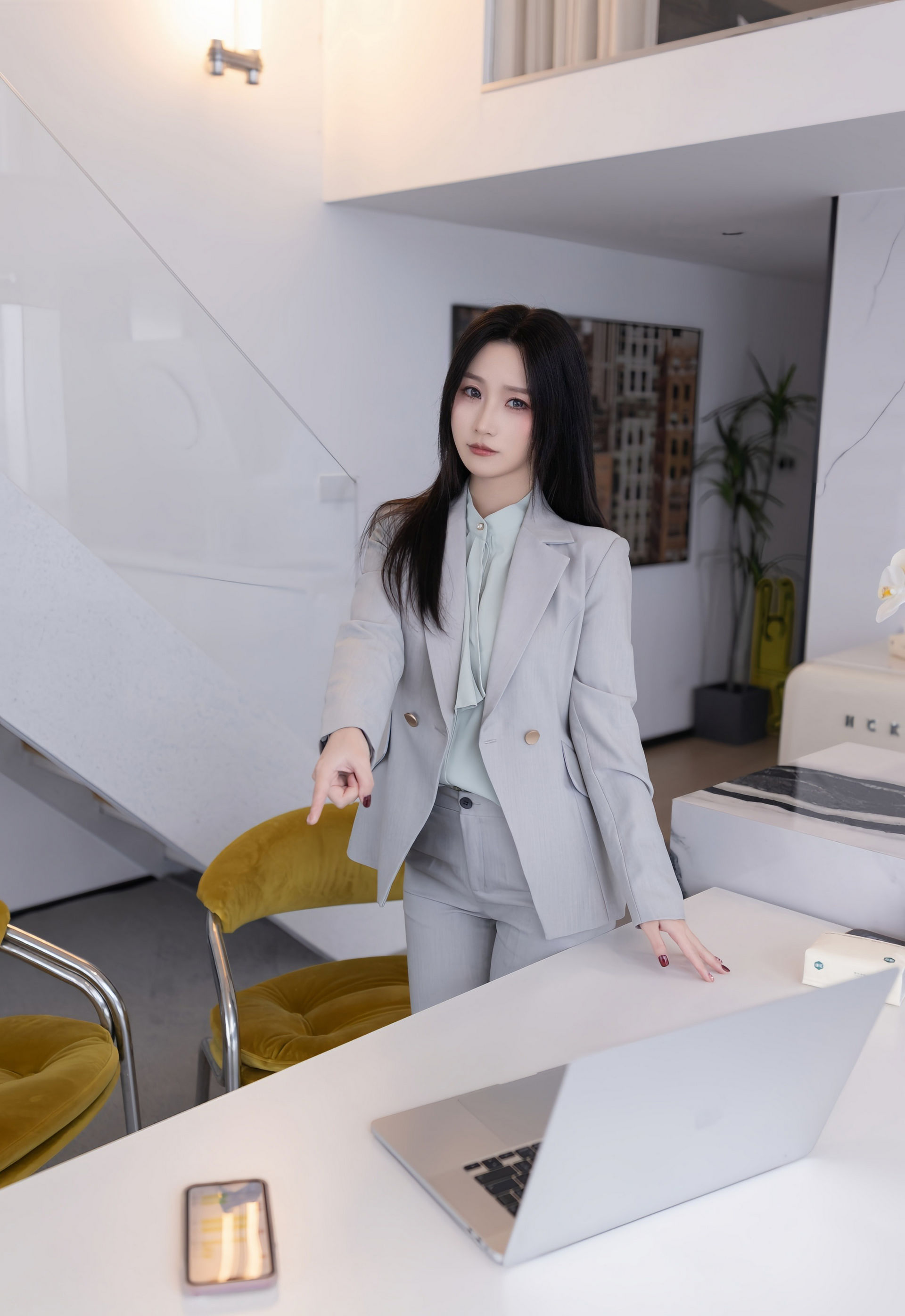 [XiuRen秀人网] 2026.01.28 No.11285 杏子Yada 灰色OL服饰 灰色丝袜 性感写真 [81+1P]