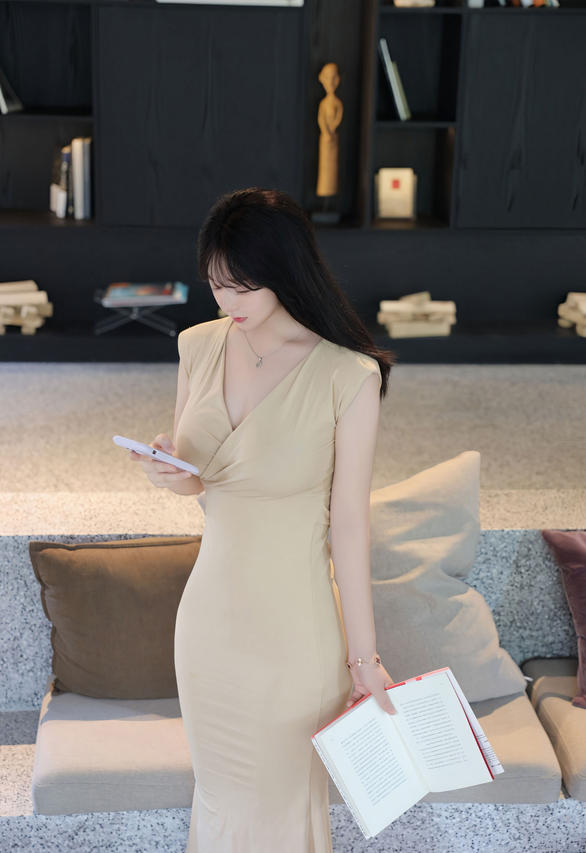 [XiuRen秀人网] 2026.01.29 No.11288 奶思兔 浅色小妈裙 白色丝袜 性感写真 [71+1P]