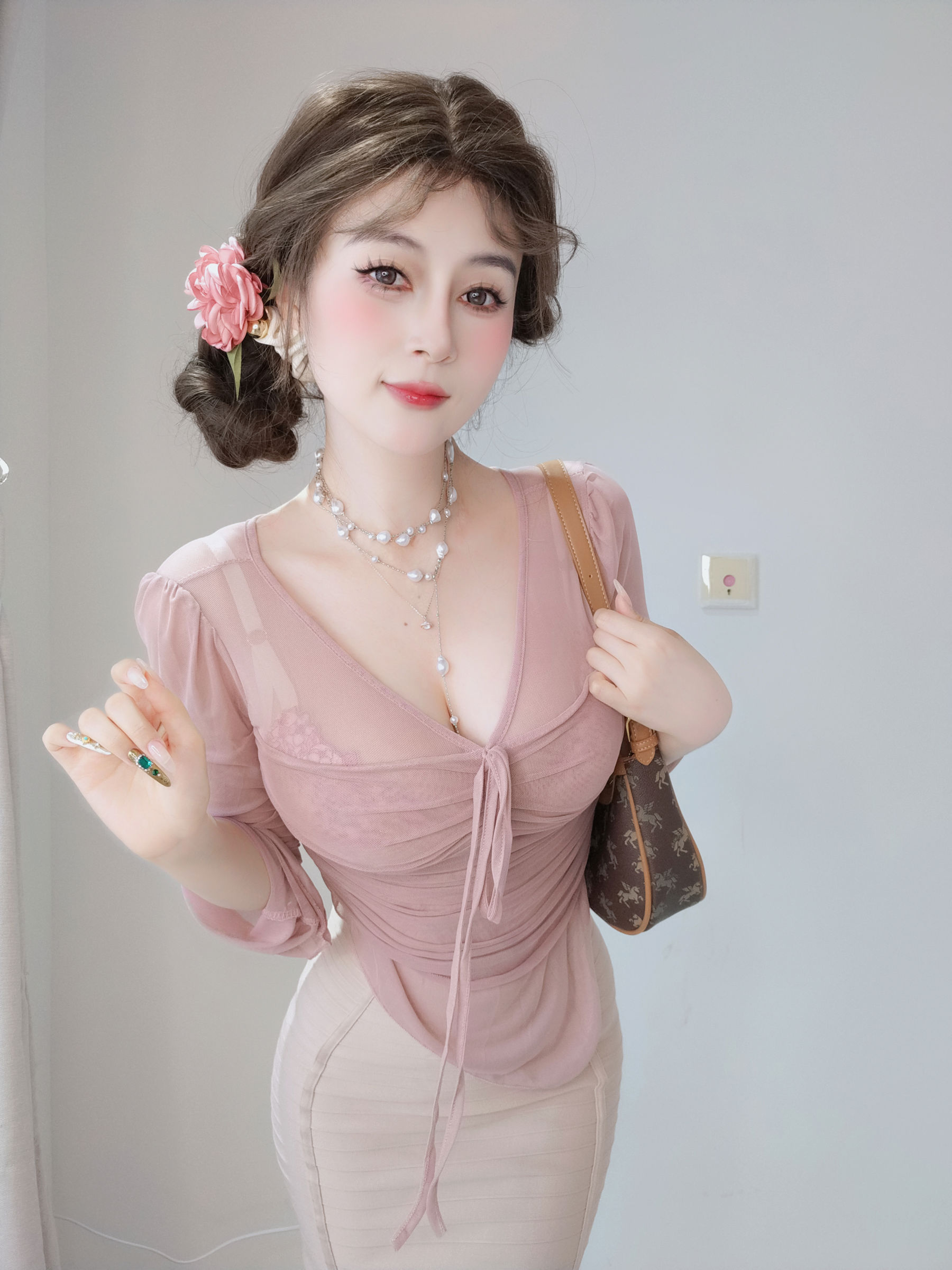 [COSPLAY] Coser小姐姐白银 – 粉色的邻居