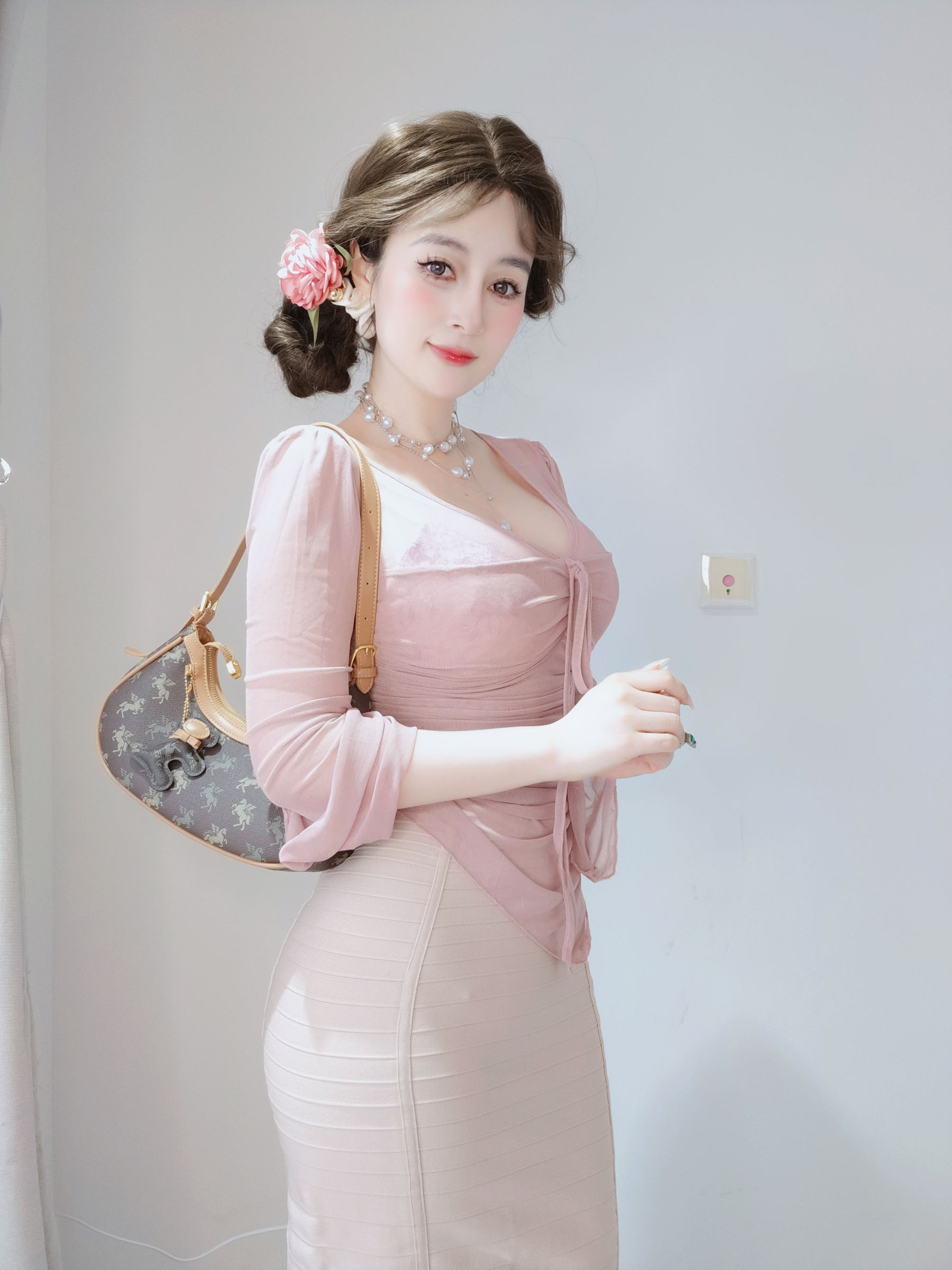 [COSPLAY] Coser小姐姐白银 – 粉色的邻居