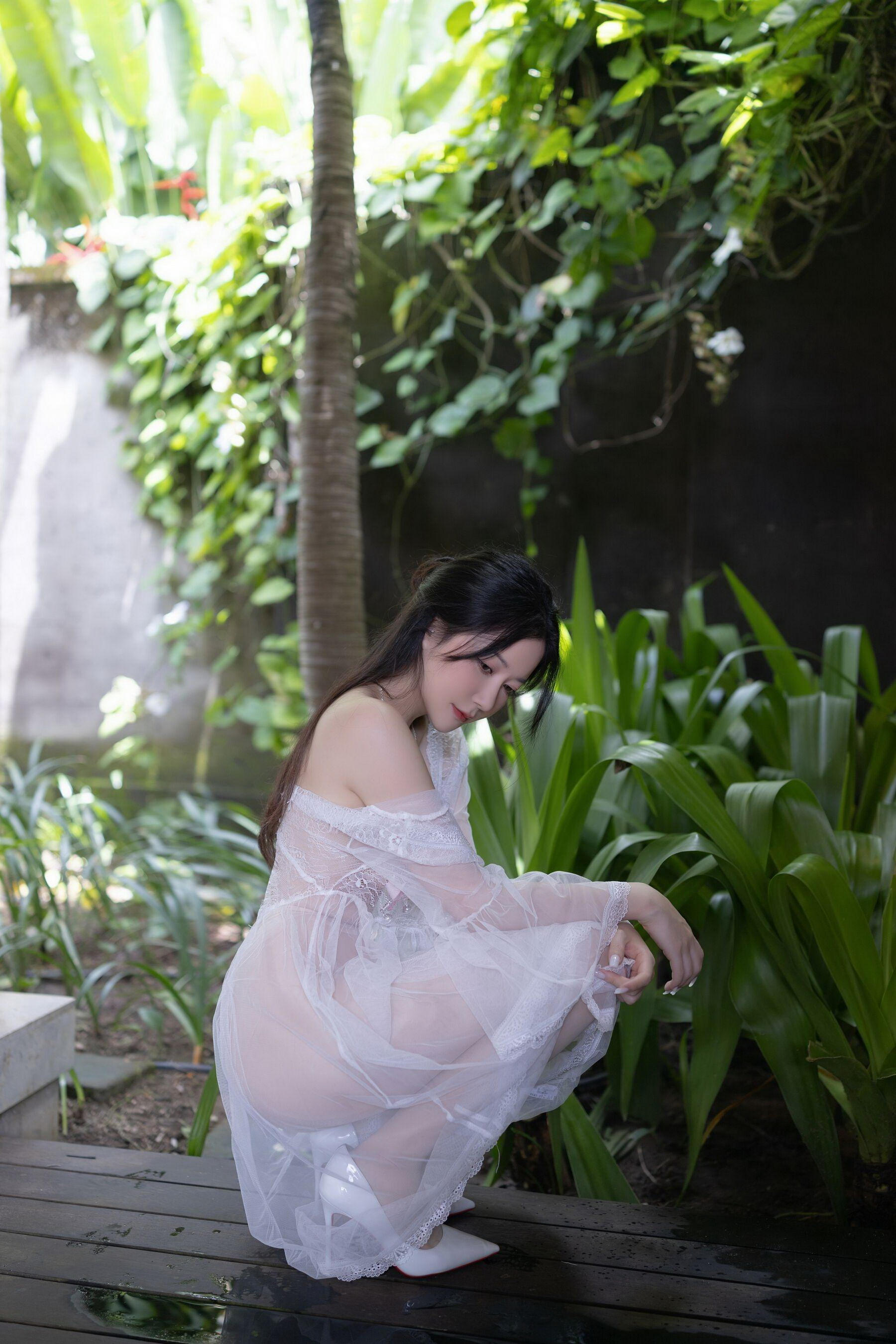 [秀人内购] 鱼子酱 诱人私拍福利 白纱清露