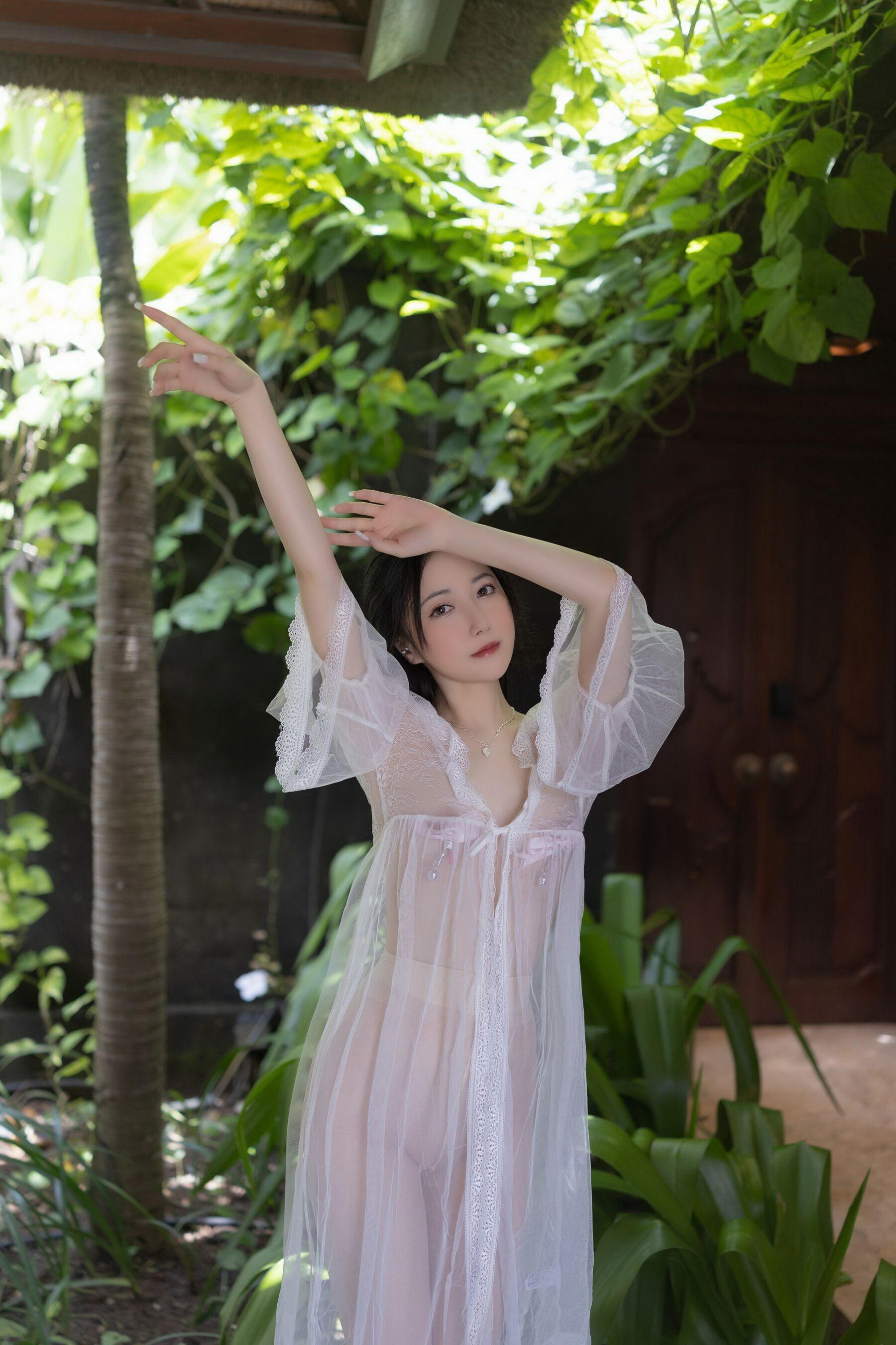 [秀人内购] 鱼子酱 诱人私拍福利 白纱清露