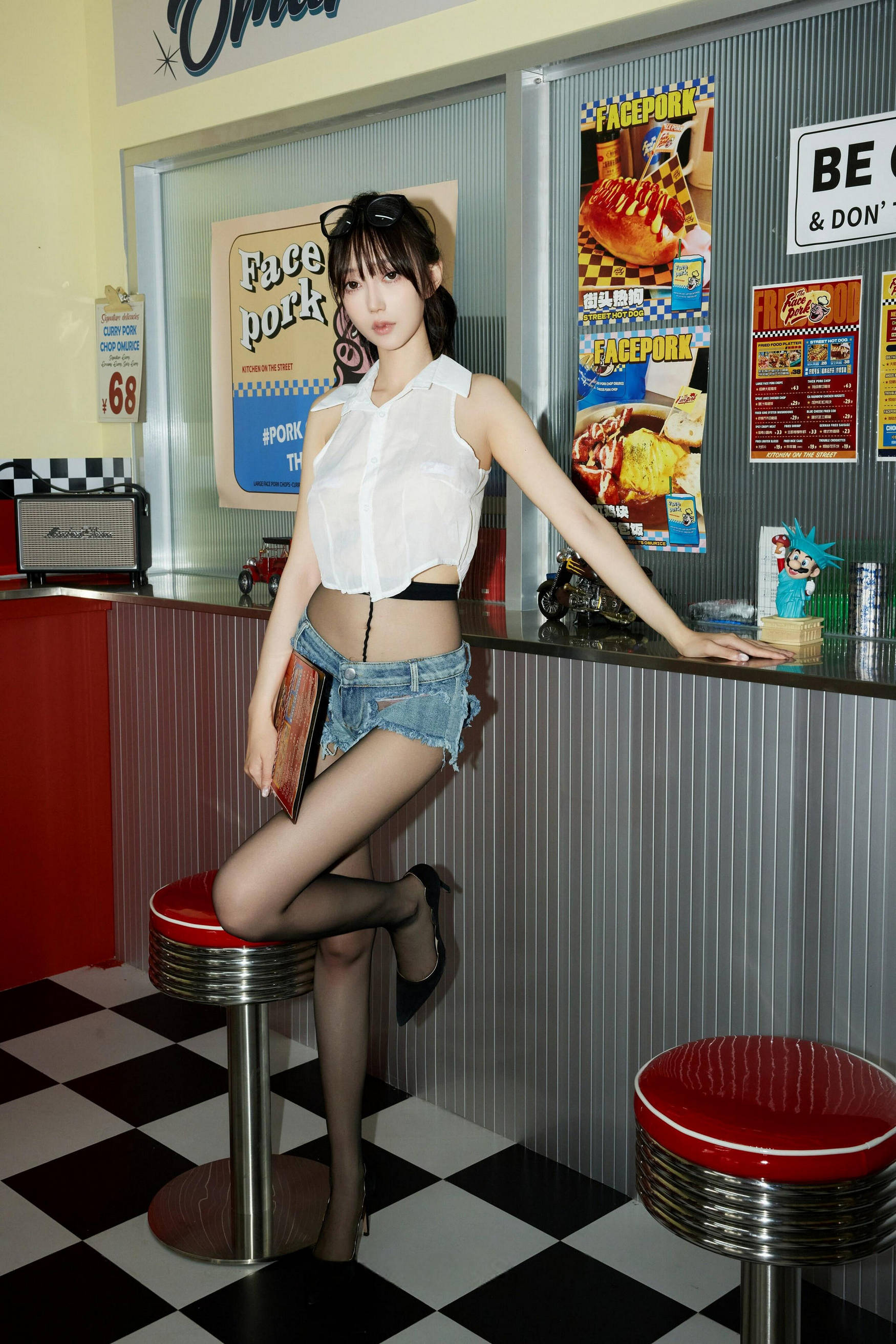 [秀人内购] 玥儿玥er 诱人私拍福利 美式服务生