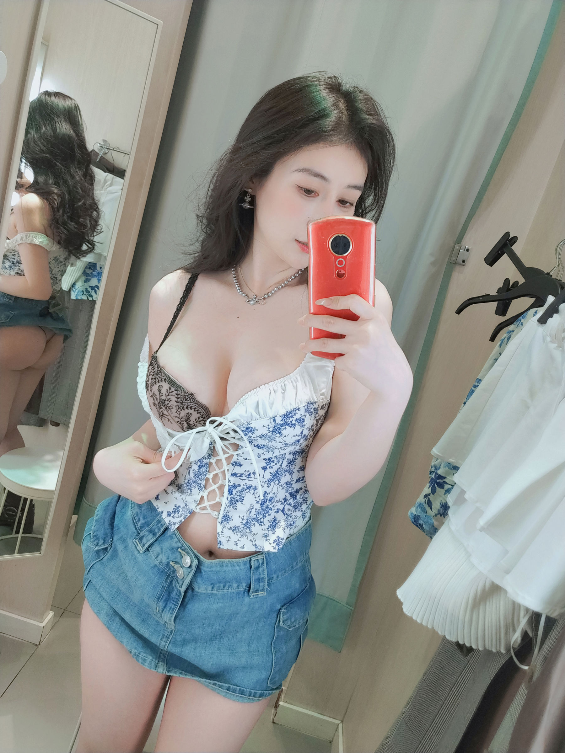 [COSPLAY] Coser小姐姐白银 – 更衣室自拍