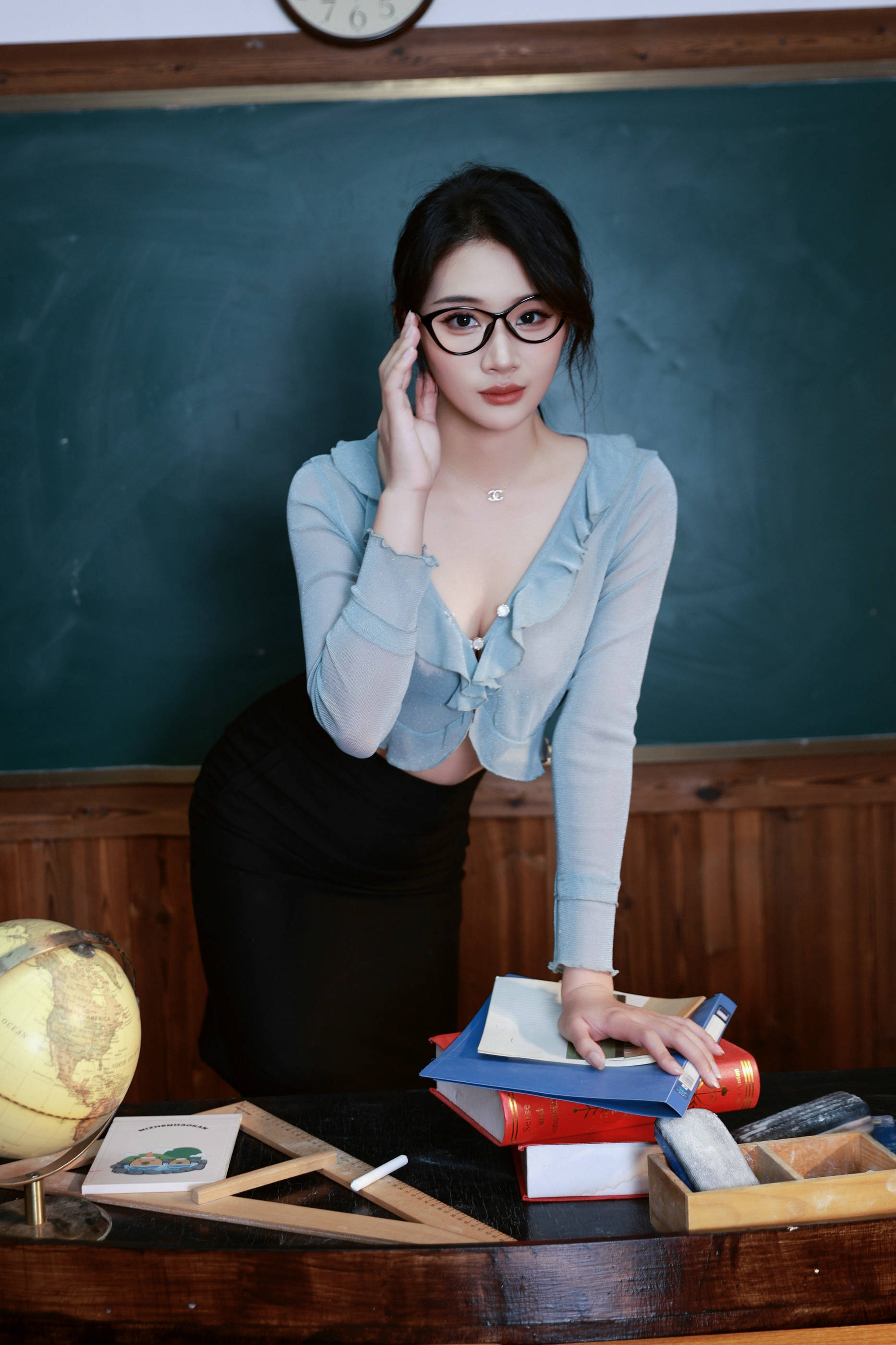 [秀人内购] 南乔 诱人私拍福利 性感女教师