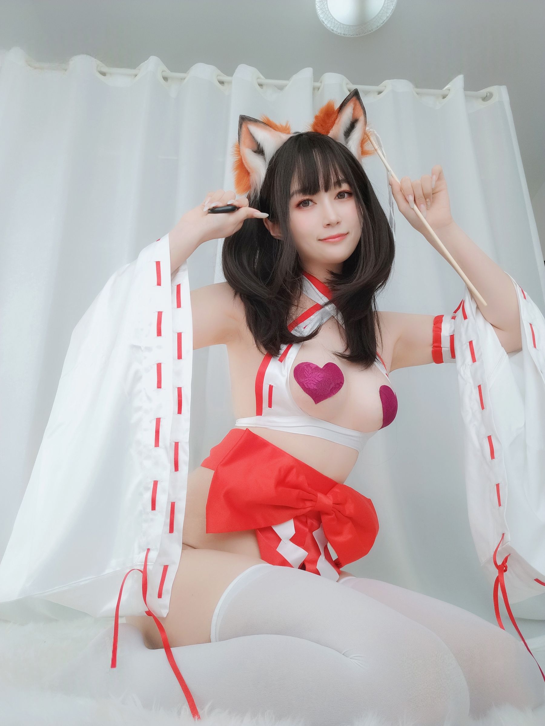 [COSPLAY] Coser小姐姐白银 – 神社小狐狸
