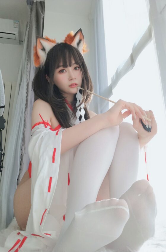 [COSPLAY] Coser小姐姐白银 – 神社小狐狸