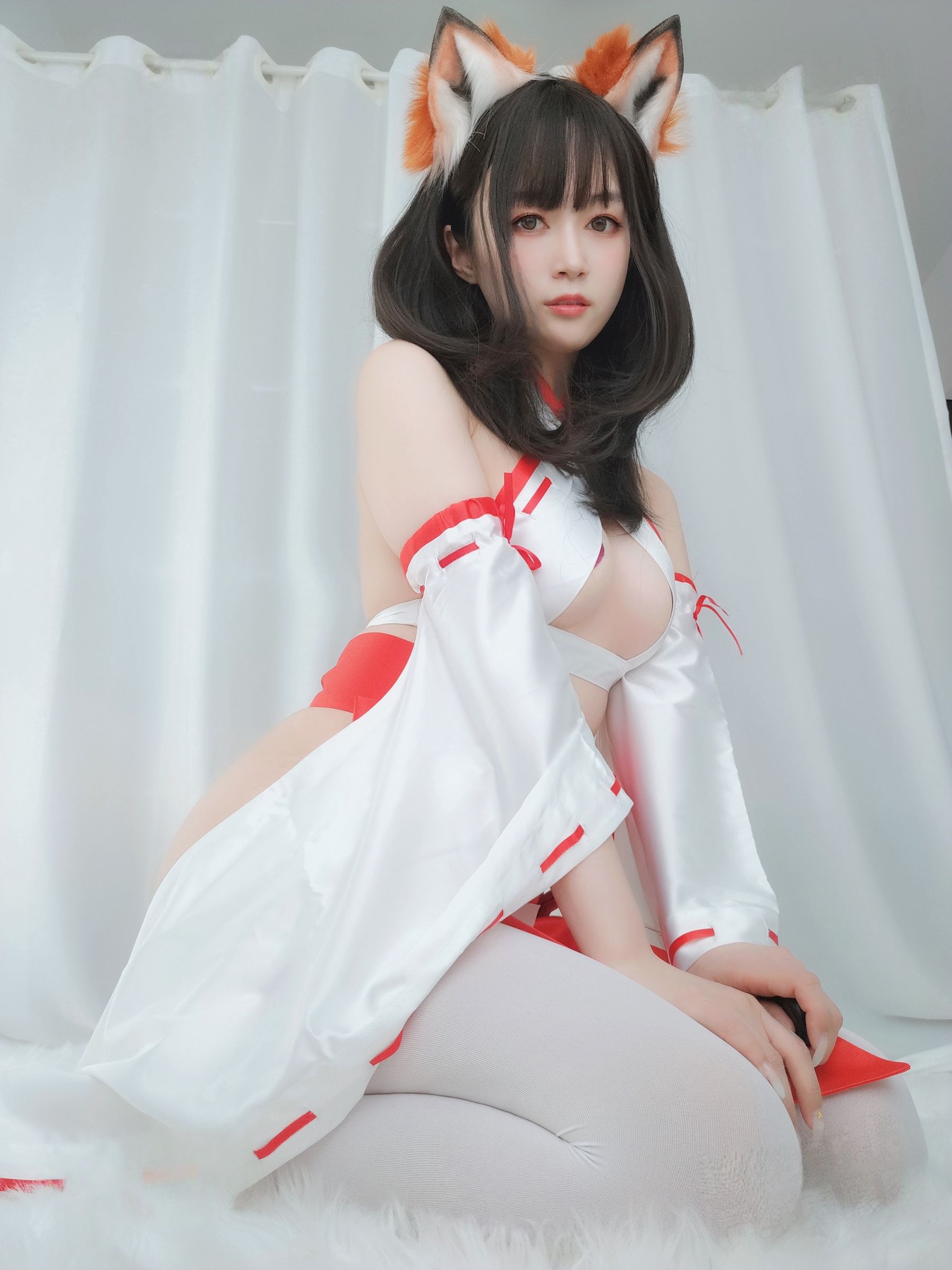 [COSPLAY] Coser小姐姐白银 – 神社小狐狸
