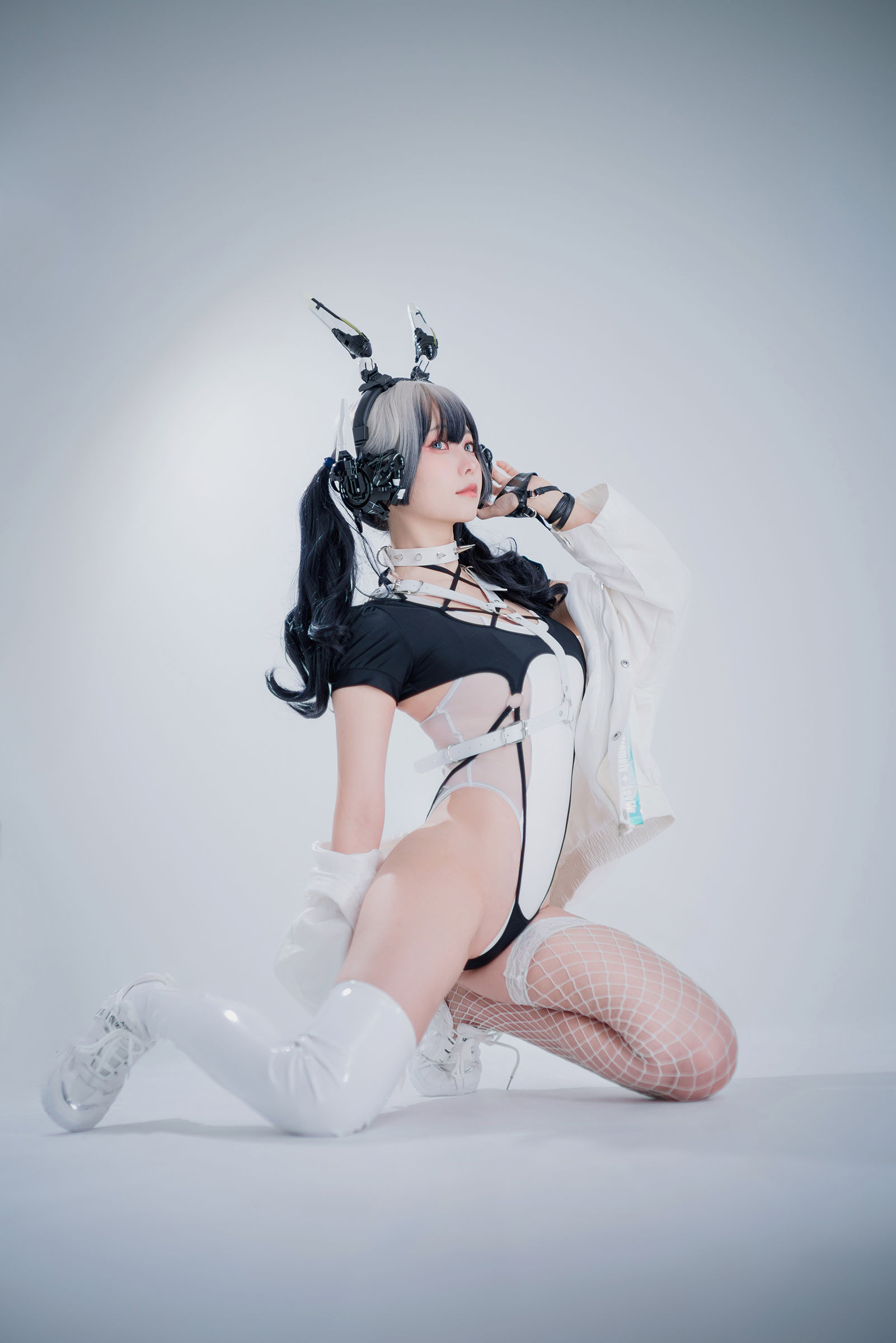 [COSPLAY] Ely_eee(ElyEE子) – Cyber Girl BLANCHE 賽博少女