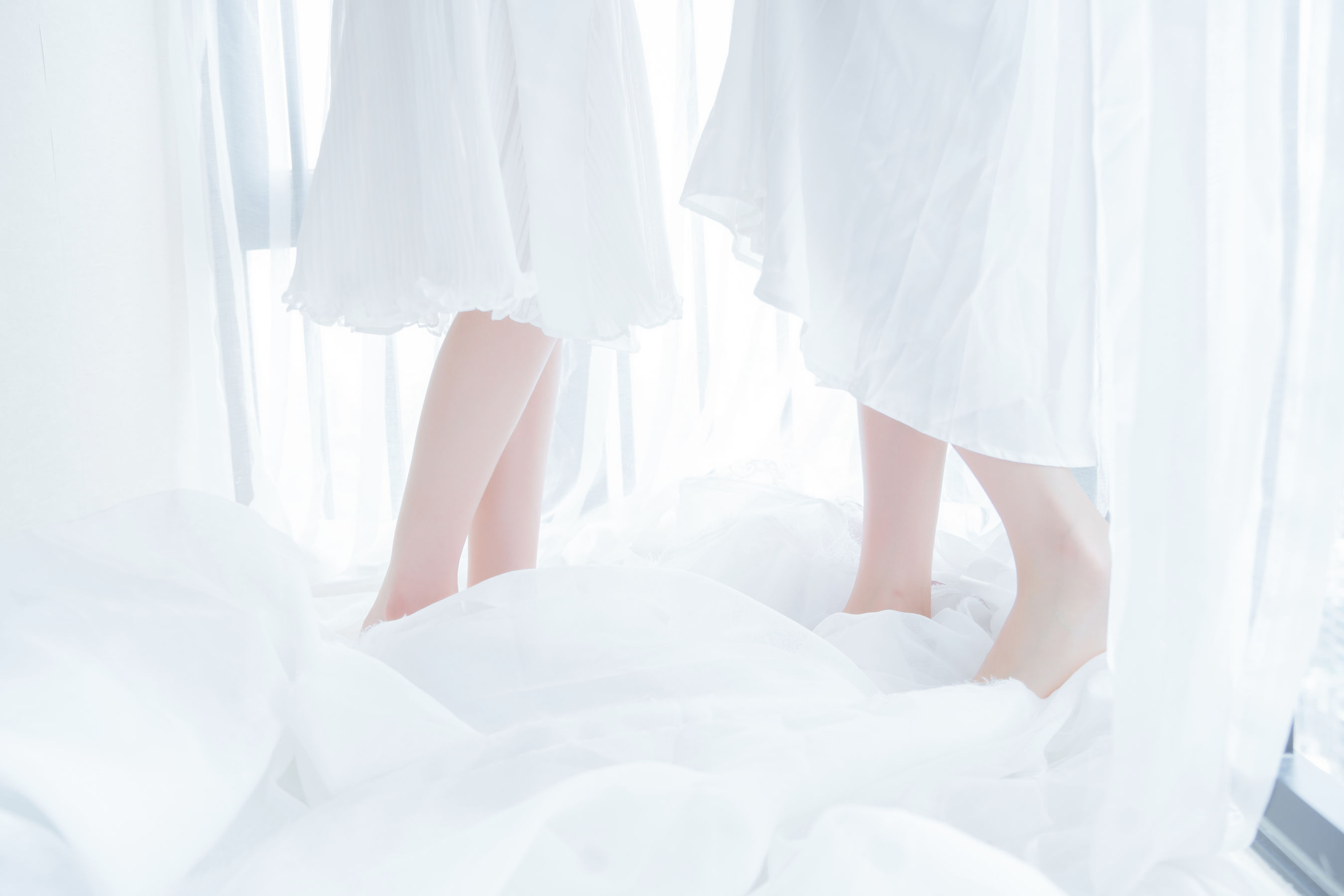 [COSPLAY] 桜桃喵 – 萌系小姐姐木绵绵OwO&桜桃喵 朝(白裙×白裙)