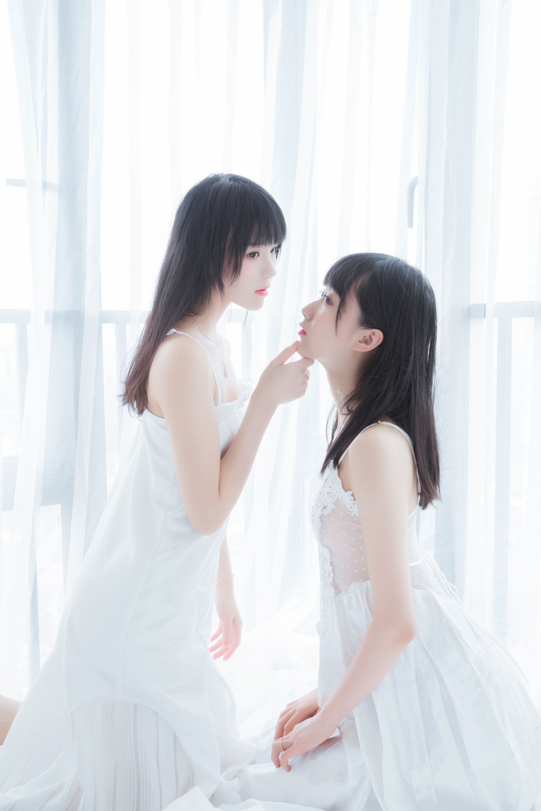 [COSPLAY] 桜桃喵 – 萌系小姐姐木绵绵OwO&桜桃喵 朝(白裙×白裙)
