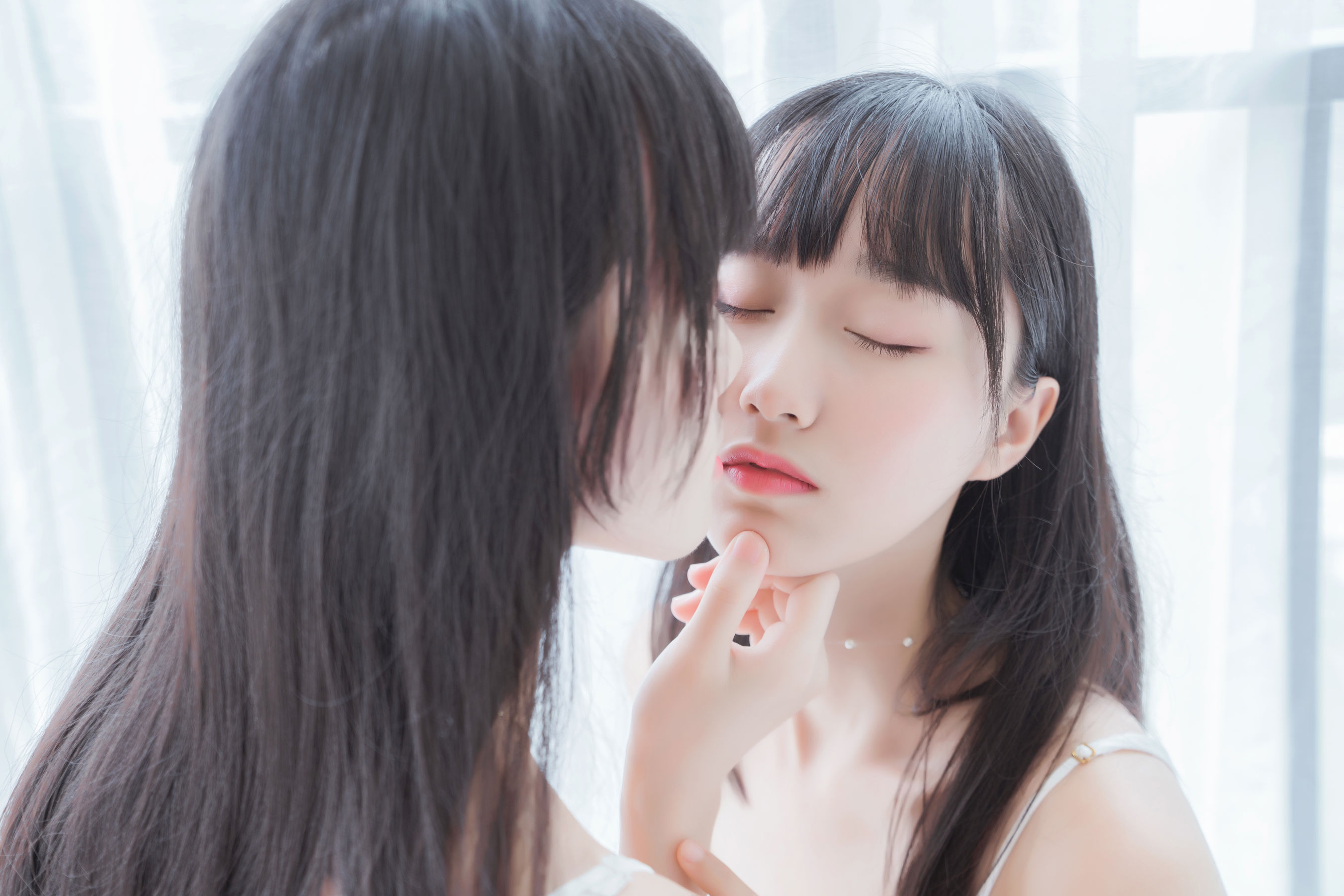 [COSPLAY] 桜桃喵 – 萌系小姐姐木绵绵OwO&桜桃喵 朝(白裙×白裙)