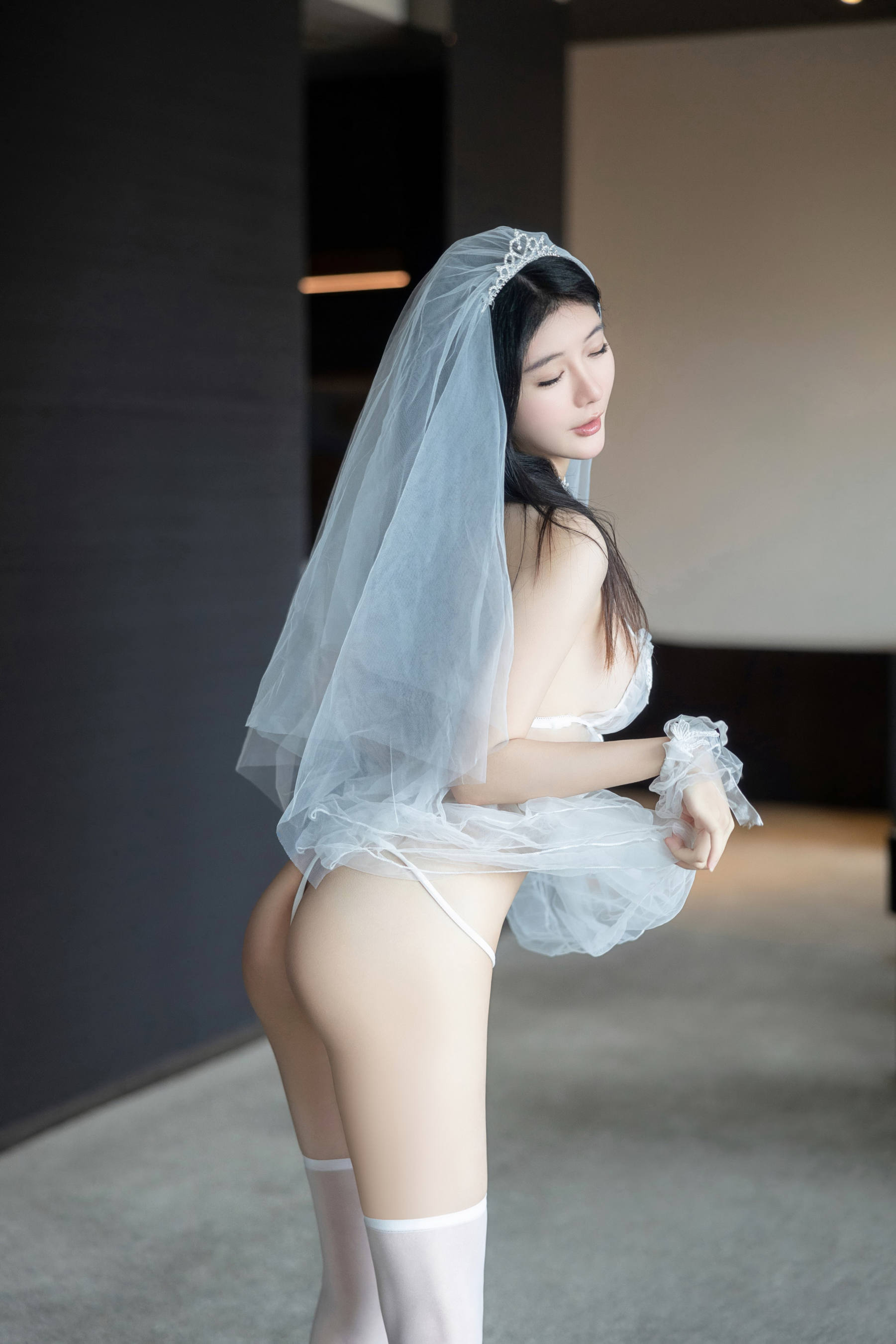 [秀人内购] 谢小蒽(幼幼) 诱人私拍福利 婚纱