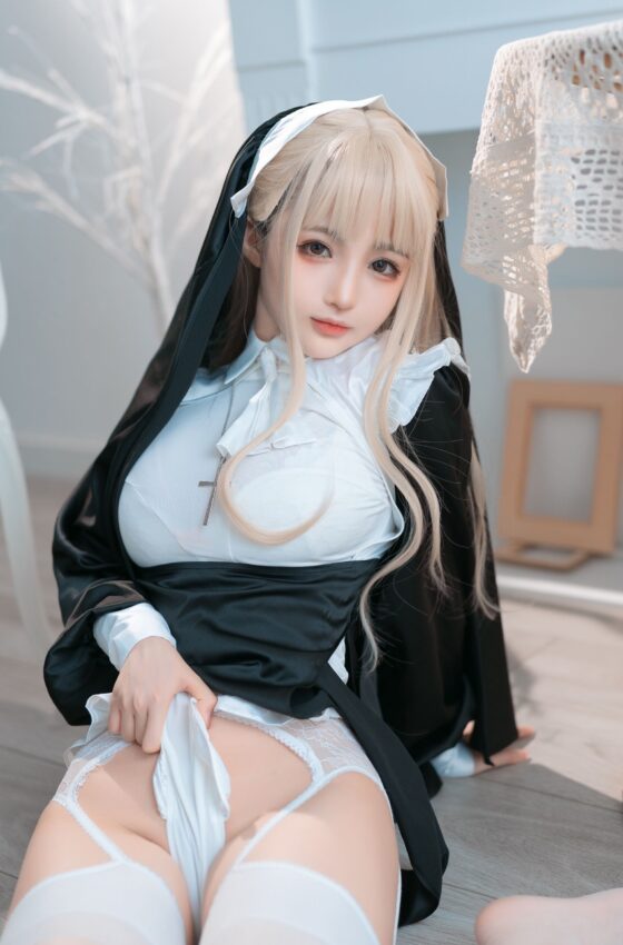 [COSPLAY] 桜井宁宁 – 修女