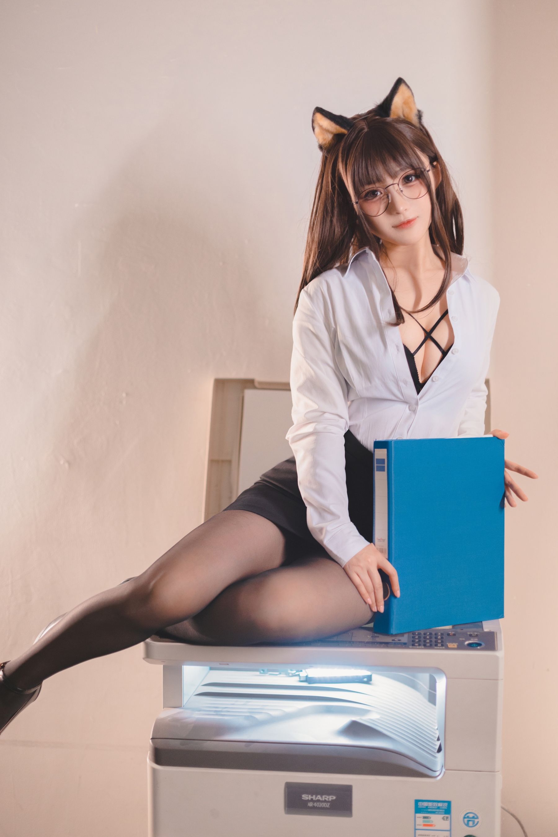[COSPLAY] 桜井宁宁 – 柴犬OL