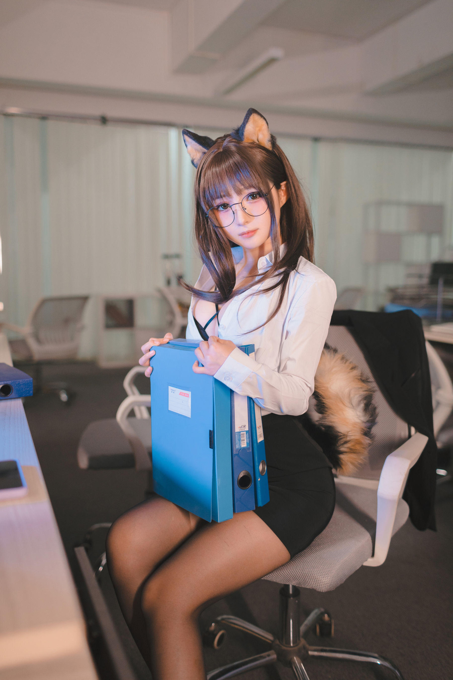 [COSPLAY] 桜井宁宁 – 柴犬OL