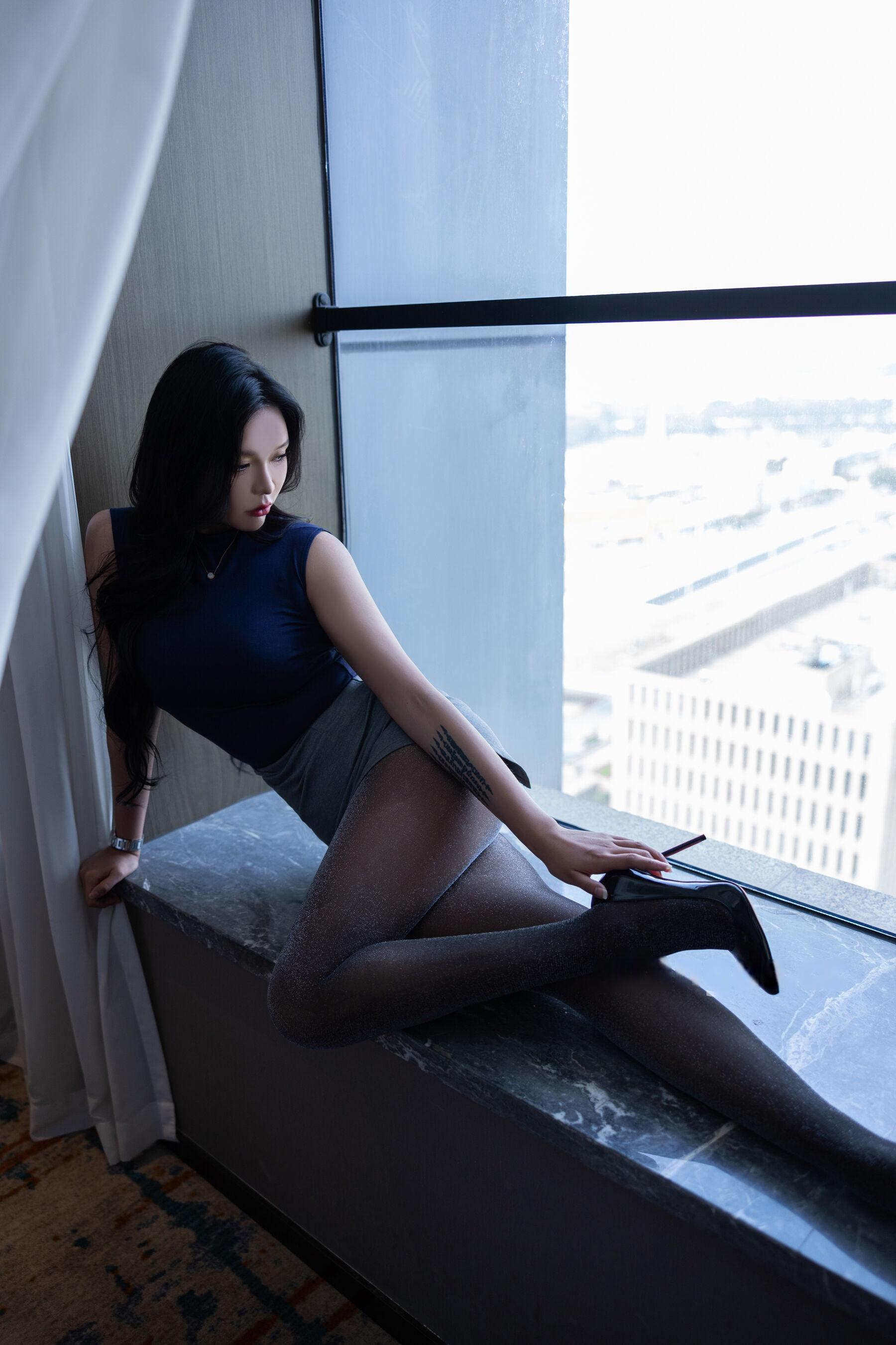 [秀人内购] 娜比 诱人私拍福利 红底黑高黑绒亮丝