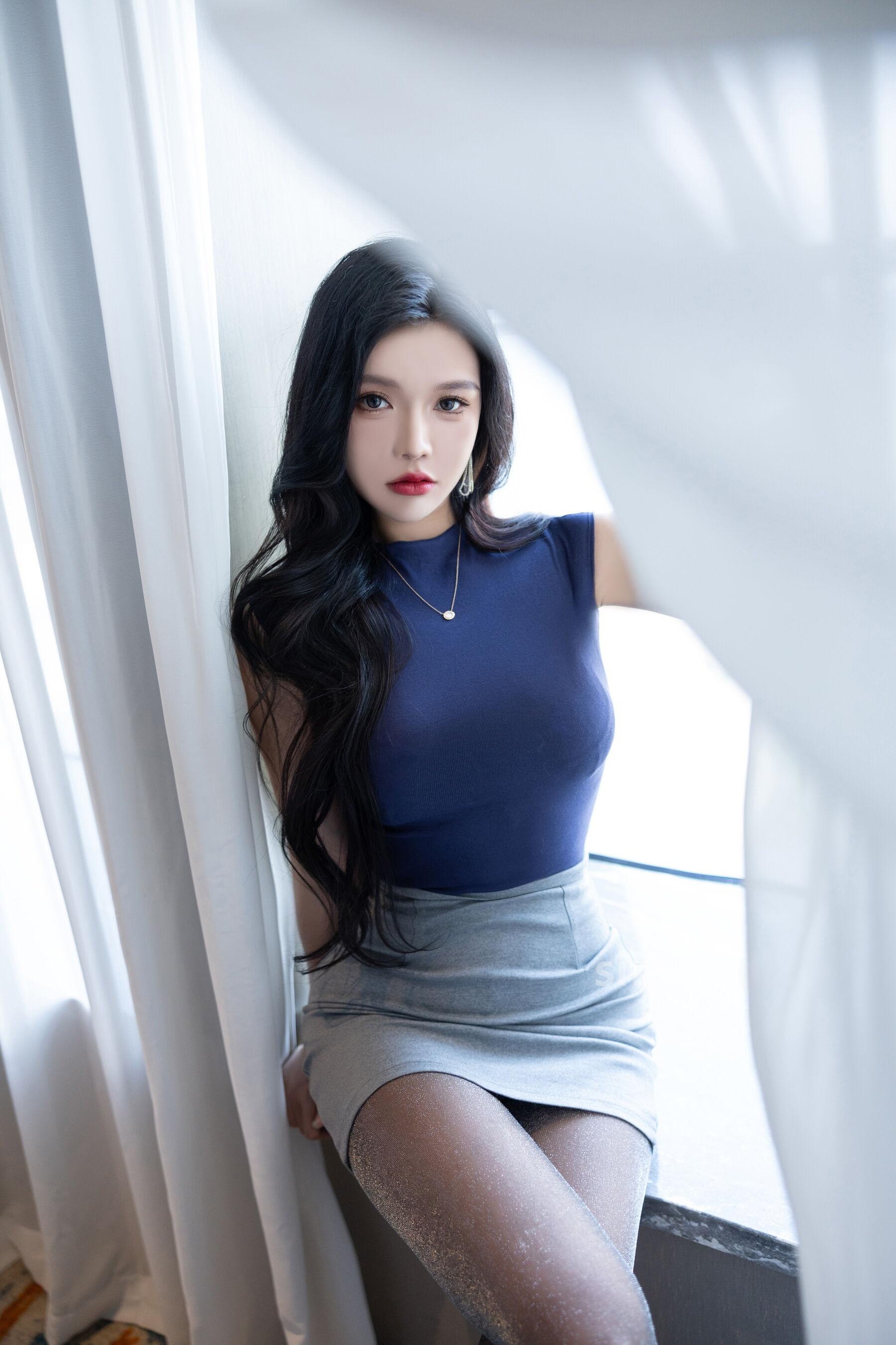 [秀人内购] 娜比 诱人私拍福利 红底黑高黑绒亮丝