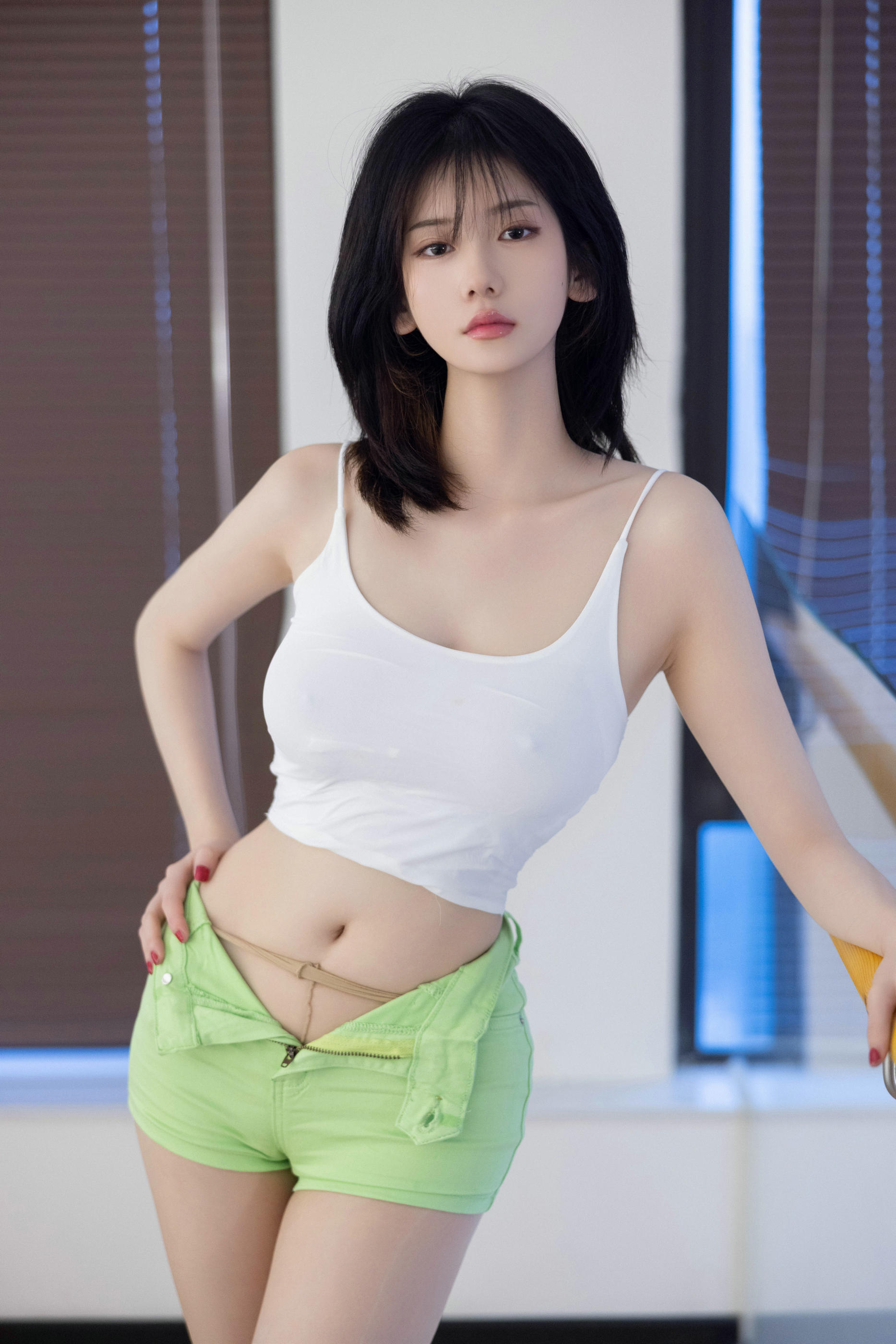 [秀人内购] 凌七七 诱人私拍福利 性感小吊带