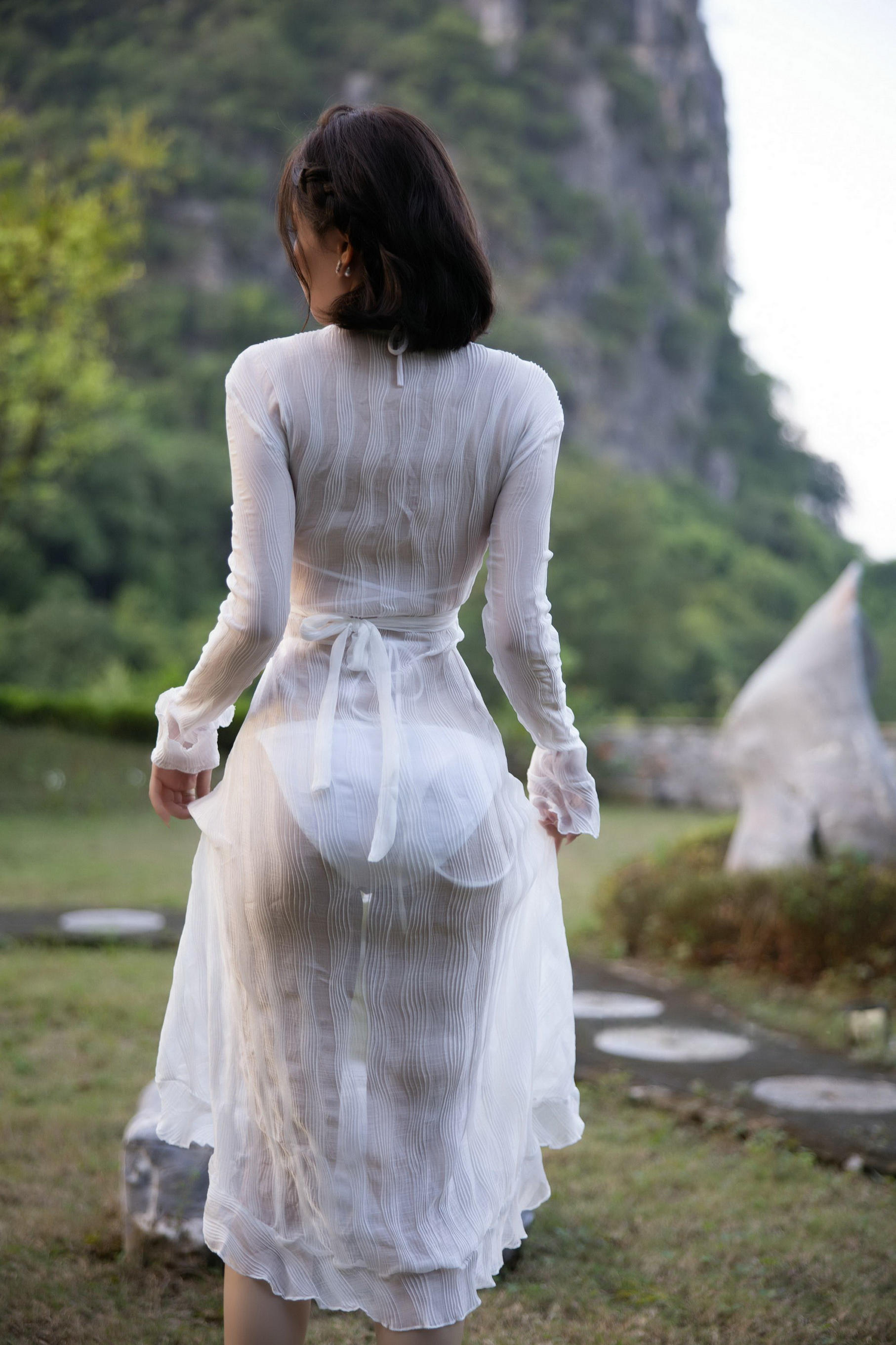 [秀人内购] 徐莉芝Booty 诱人私拍福利 白裙与绿叶的浪漫